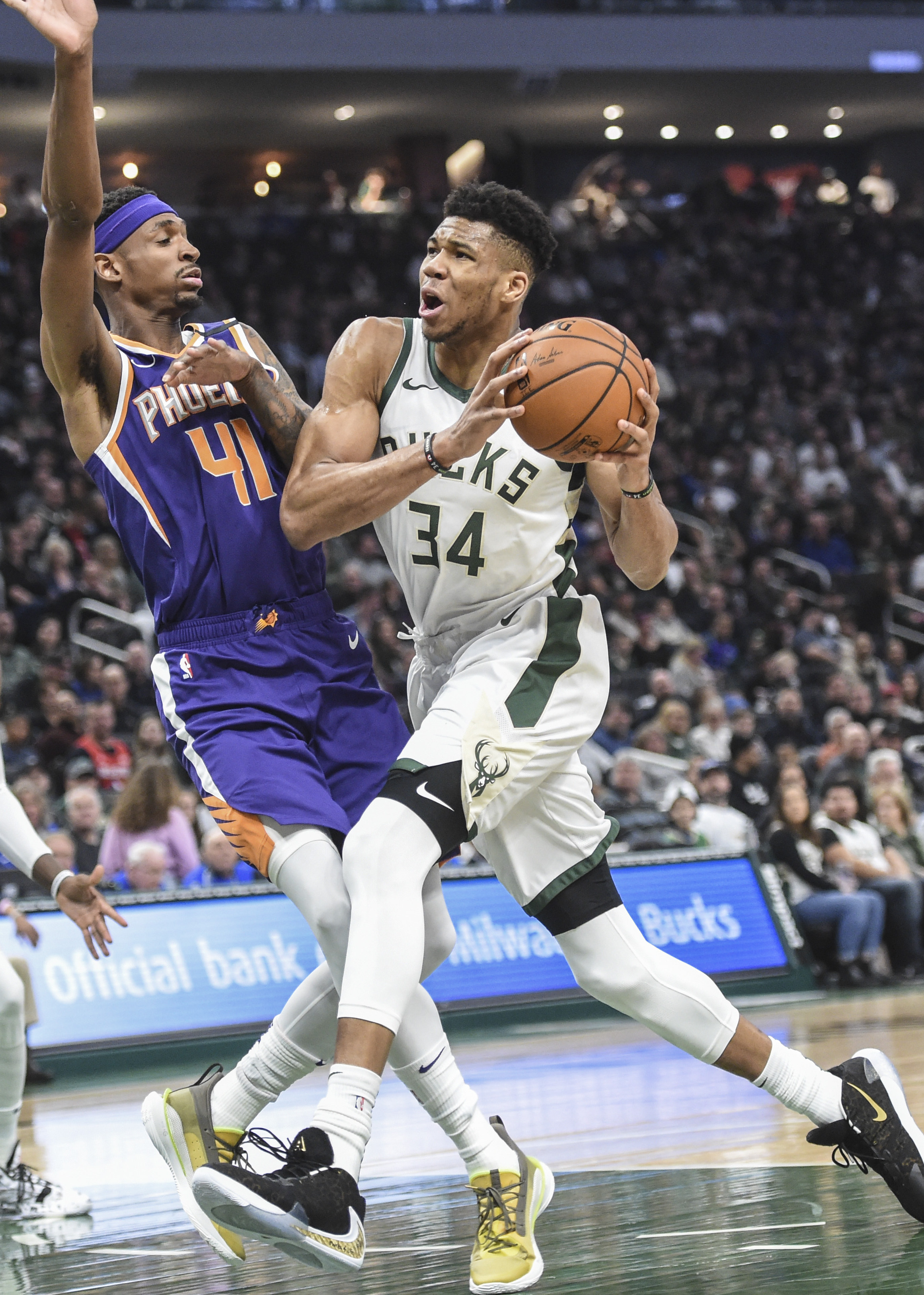 米乐-从欧超杯转会期攻防权衡到北京首钢今夜止住颓势，赛后密尔沃基雄鹿内部沟通的简单介绍