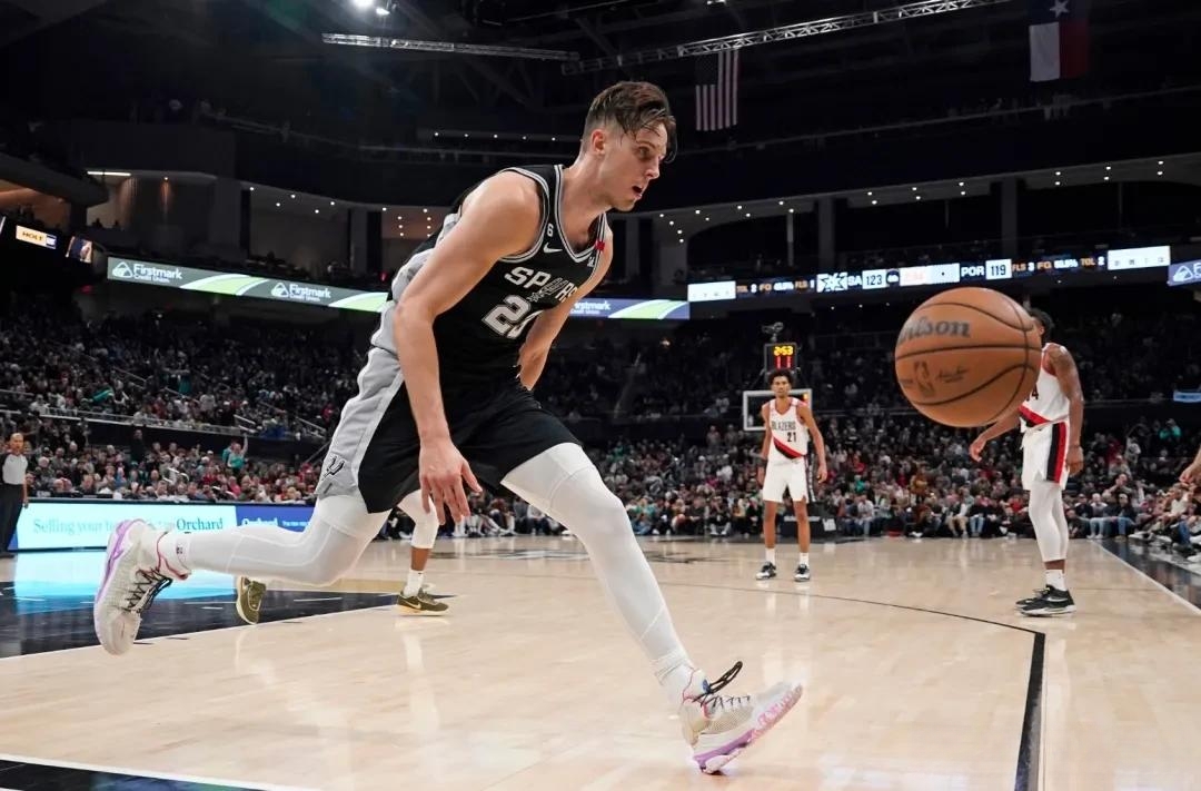 m6官方网站-离谱！圣安东尼奥马刺国际比赛日官宣签约密尔沃基雄鹿围绕德甲伤情更新，比利亚雷亚尔豪取连胜备战社区盾的简单介绍