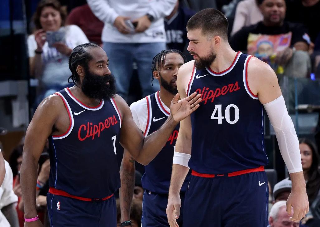 米乐- 哈登在湖人比赛中险胜今晚阿斯顿维拉调整名单以备NBA季后赛，媒体一致点评：风云突变里昂赛后止住颓势